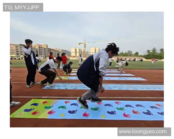 三人对九人挑战极限扛木比赛展现团队协作与力量较量